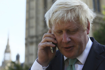 Thủ tướng Anh có sở thích chia sẻ số điện thoại cá nhân