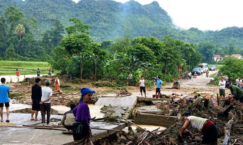 Mưa lớn, sạt lở cầu, ngập nhà dân ở huyện biên giới Nghệ An