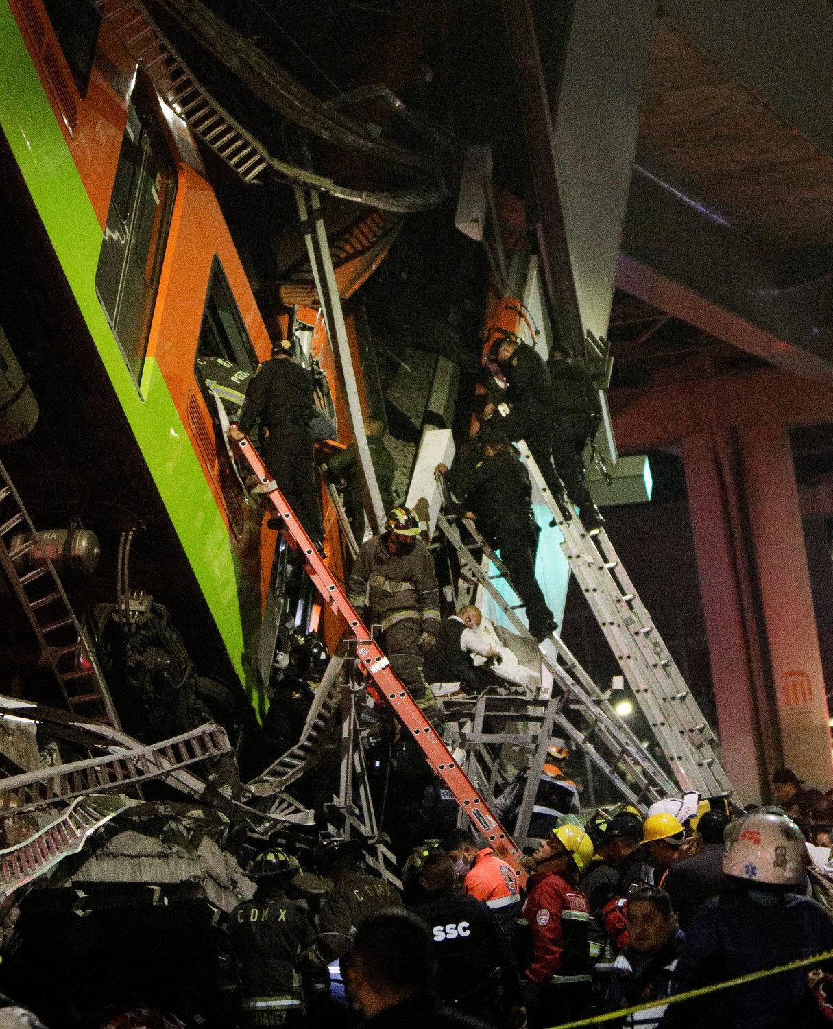 Khoảnh khắc vụ sập đường sắt trên cao tại Mexico, số người thiệt mạng tăng lên 23