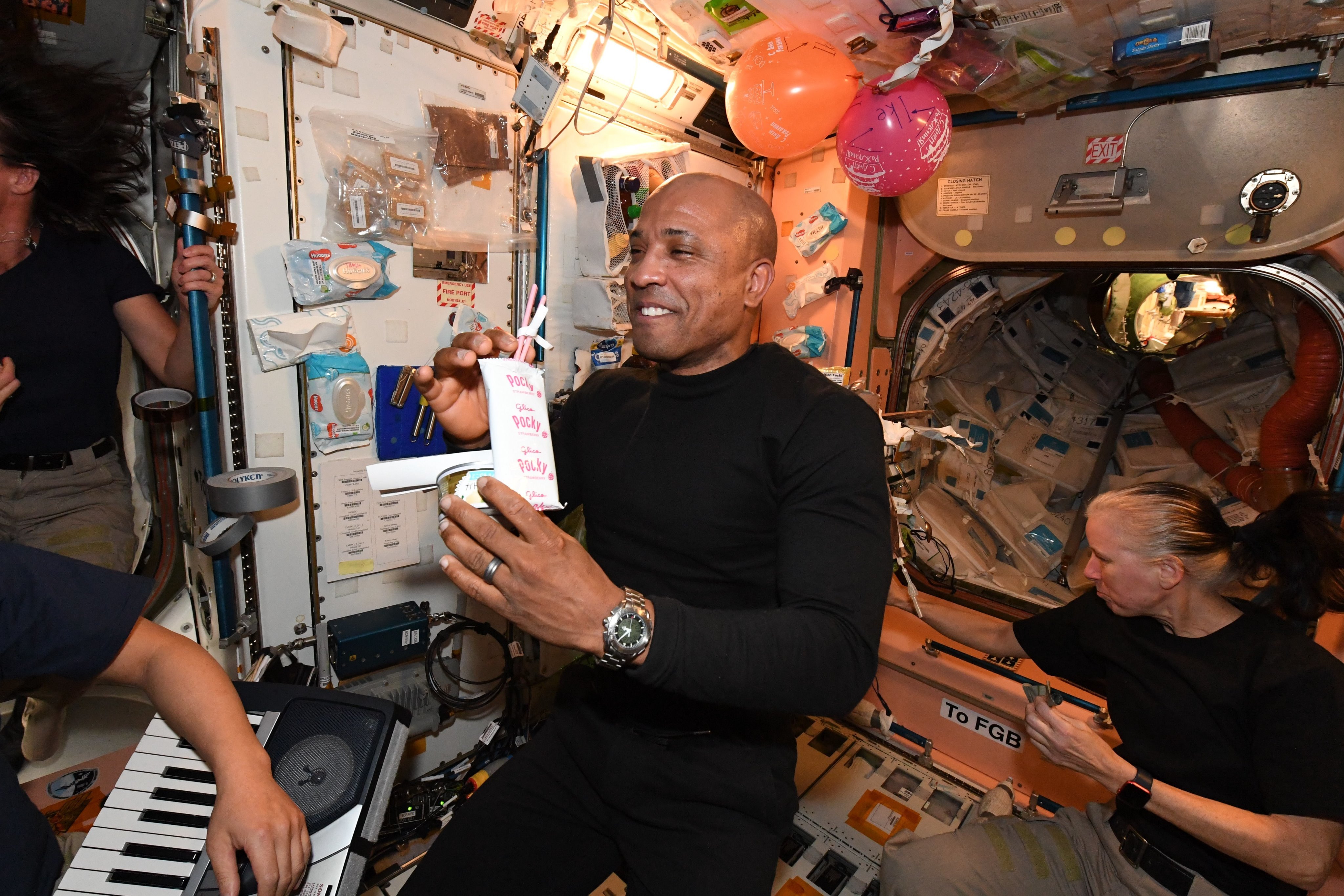 Phi hành gia tổ chức sinh nhật trên Trạm vũ trụ quốc tế ISS