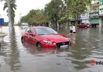 Thanh Hóa: Mưa lớn, nhiều tuyến đường giữa thành phố ngập nặng, ô tô chết máy trong biển nước