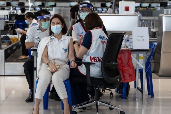 Nhà giàu Thái Lan bạo tay mua ‘tour vắc-xin’ sang Nga - Mỹ