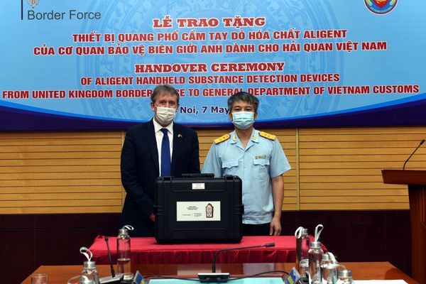 Hải quan Việt Nam nhận 4 máy quang phổ phát hiện hóa chất
