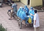 Tiết lộ xúc động về tấm ảnh nhân viên y tế đi xe ba gác ở Hà Nội