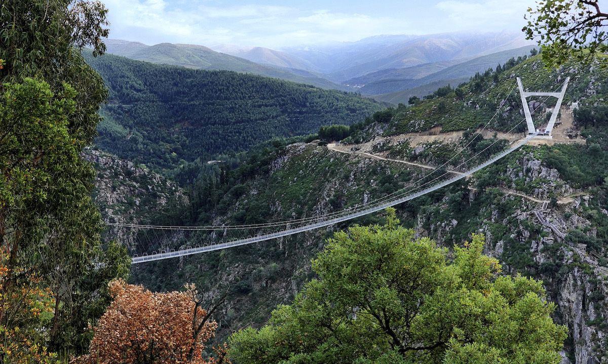 Cầu treo đi bộ dài nhất thế giới nằm vắt vẻo giữa hai ngọn đồi