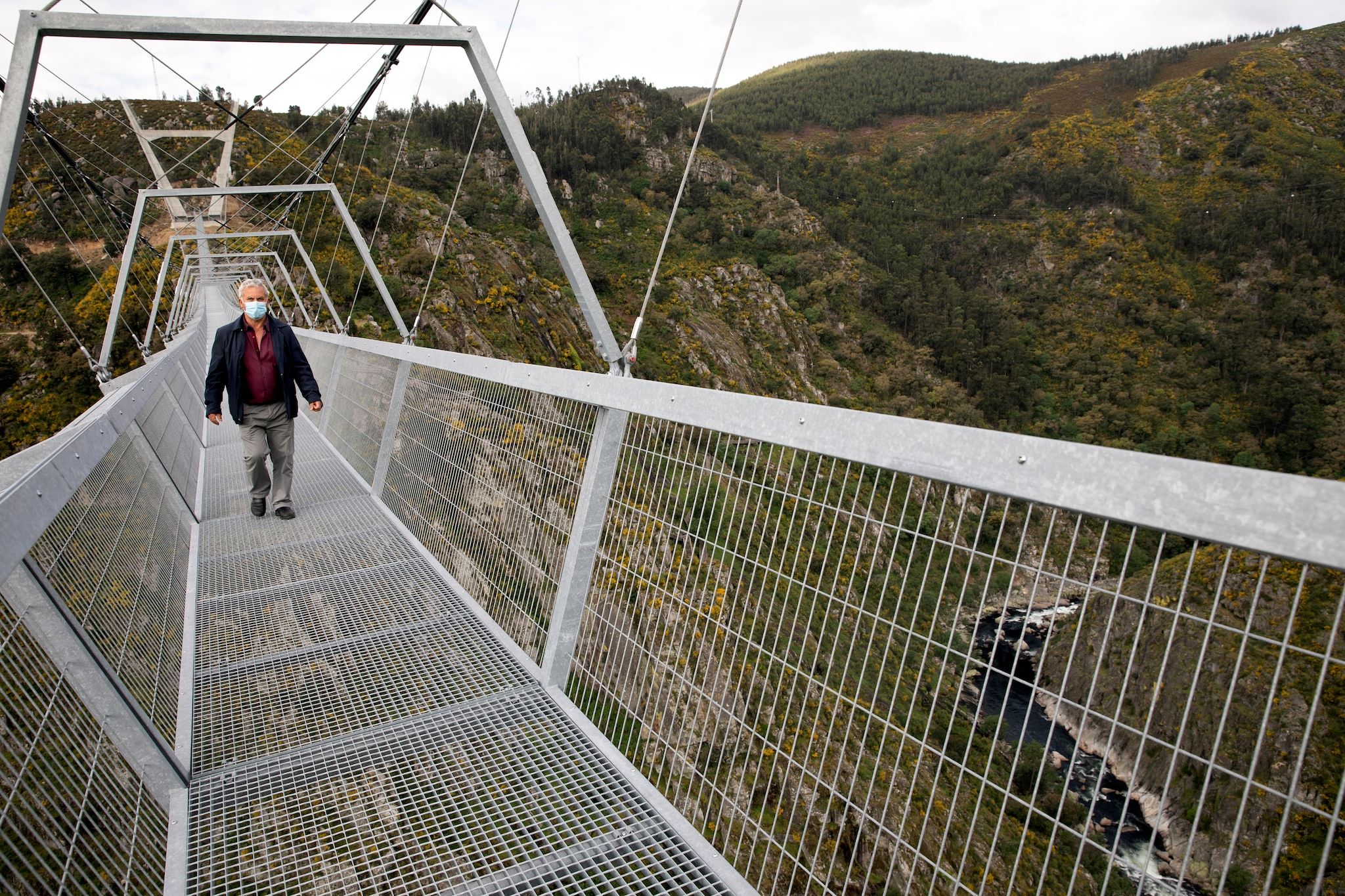 Cầu treo đi bộ dài nhất thế giới nằm vắt vẻo giữa hai ngọn đồi