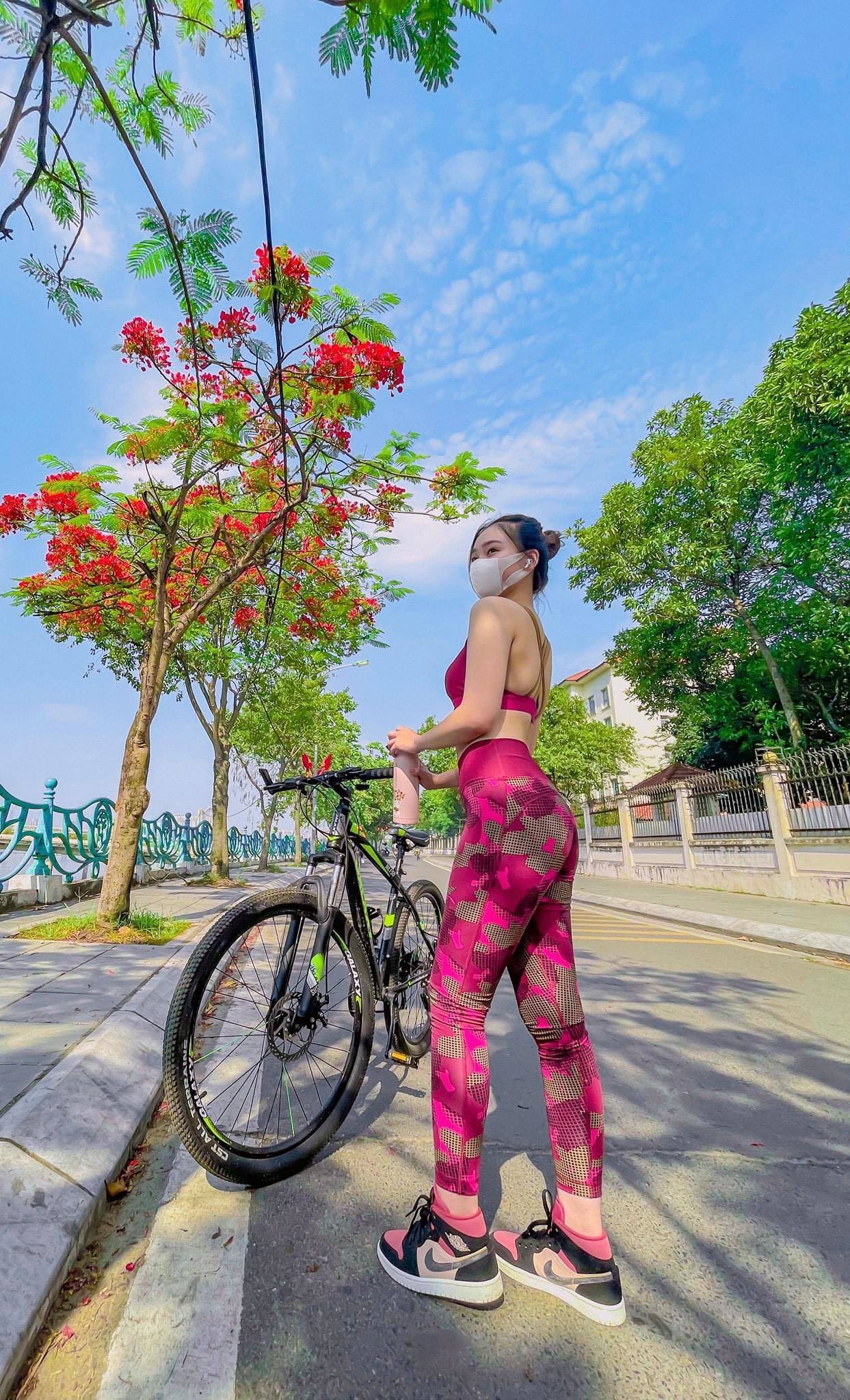 Nguyễn Ngọc Anh,đạp xe,người mẫu ảnh,đeo khẩu trang,nữ sinh