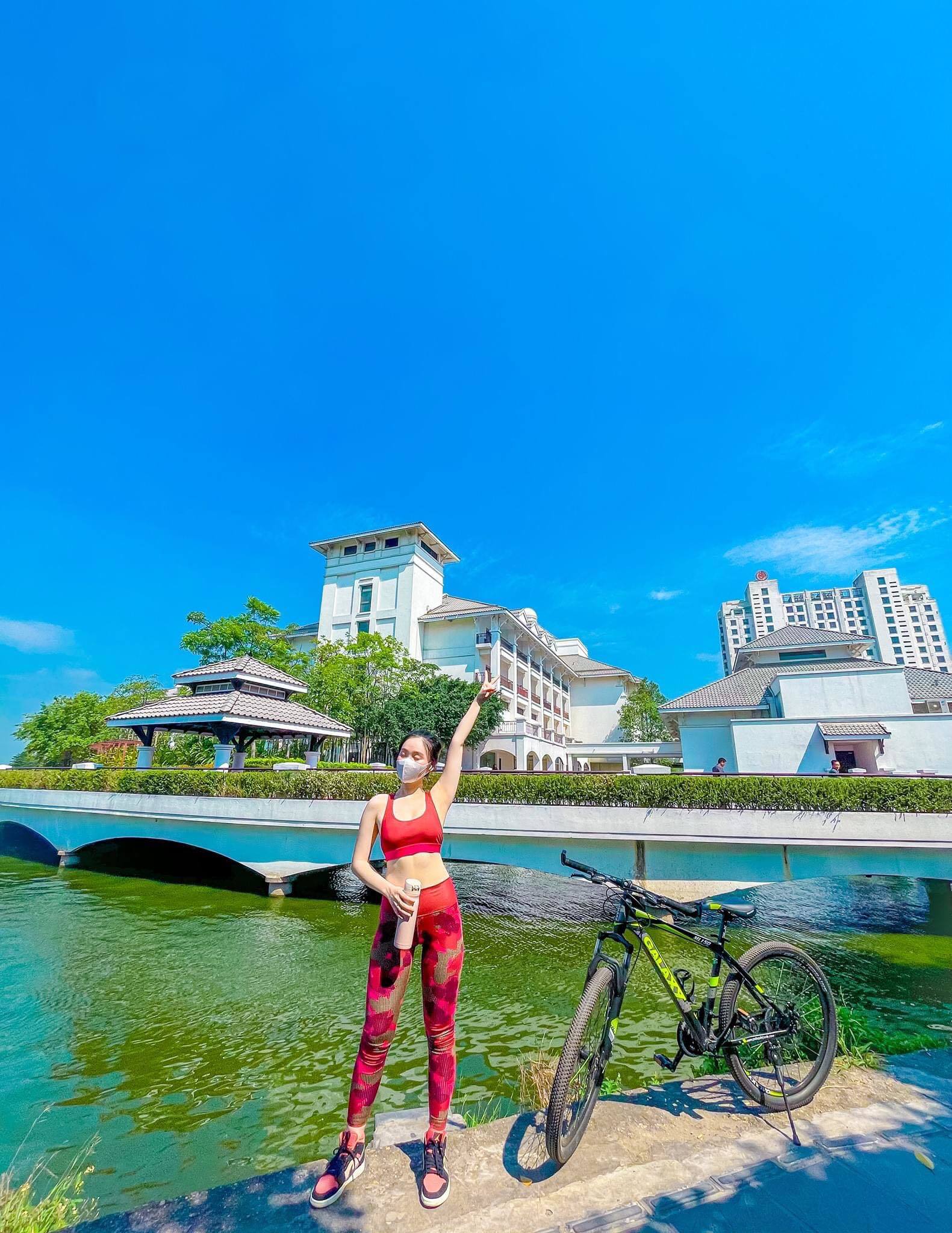 Nguyễn Ngọc Anh,đạp xe,người mẫu ảnh,đeo khẩu trang,nữ sinh