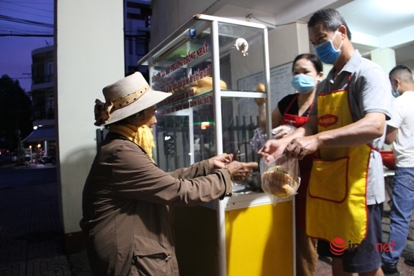 Tủ bánh mì thịt, trứng 2.000 đồng của cán bộ phường tìm bán cho người nghèo