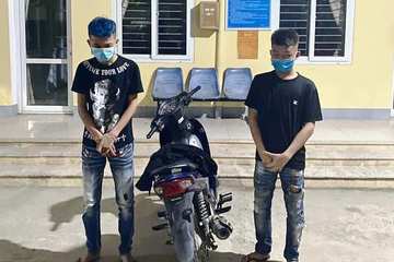 2 thiếu niên đầu trần phóng xe lạng lách, đánh võng giữa thành Vinh