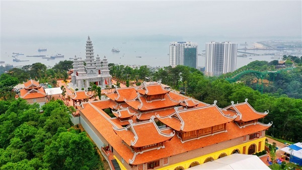 Du ngoạn Quảng Ninh, đừng quên ghé thăm những ngôi chùa độc nhất vô nhị