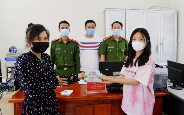 Nữ sinh Hà Tĩnh trả lại hơn 23 triệu đồng cho người đánh rơi