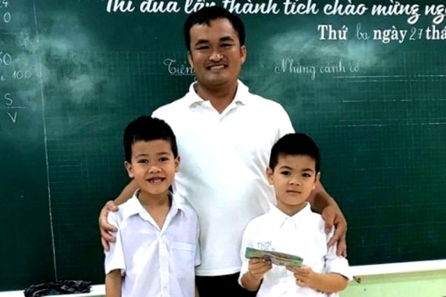 Bộ GD&ĐT tặng Bằng khen 2 học sinh Quảng Trị trả lại gần 30 triệu đồng cho người đánh mất