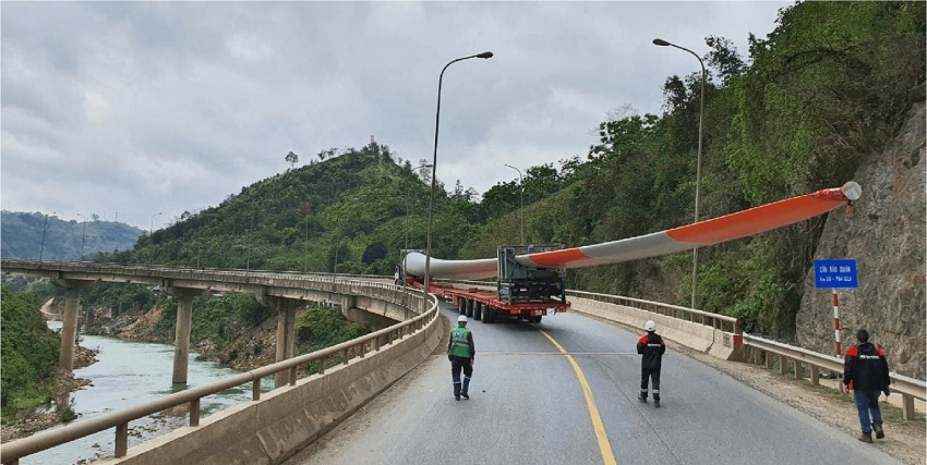 Trầm trồ xem đoàn xe chở thiết bị điện gió khổng lồ ở Việt Nam, công việc hậu cần 'cực khó'