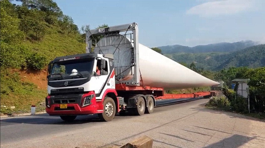 Trầm trồ xem đoàn xe chở thiết bị điện gió khổng lồ ở Việt Nam, công việc hậu cần 'cực khó'