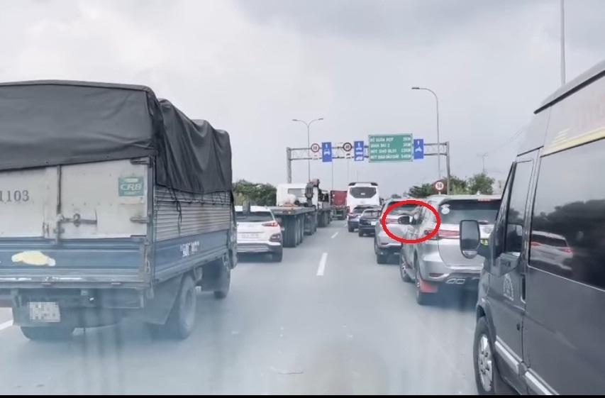 Hàng dài ô tô dù tắc đường vẫn cố bẻ lái nhường đường xe cứu thương trên cao tốc Long Thành - Dầu Giây