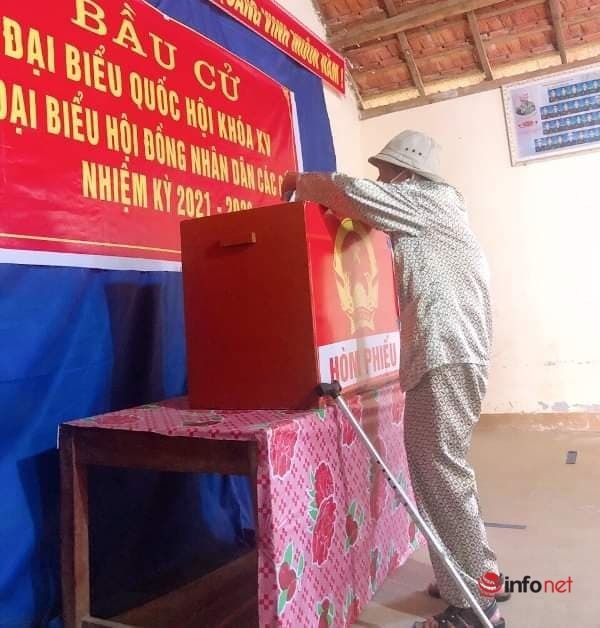 Cử tri 106 tuổi xứ Nghệ phấn khởi đi bầu cử