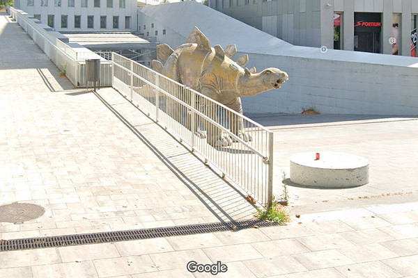 Phát hiện thi thể người bên trong bức tượng khủng long làm bằng giấy