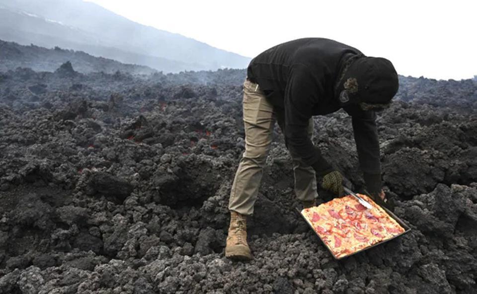 Bánh pizza nướng trên núi lửa thách thức mọi thực khách