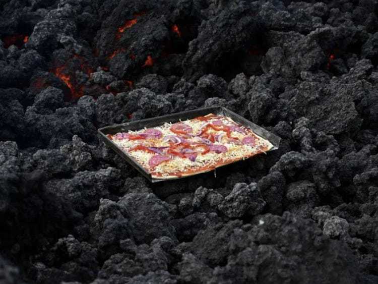Bánh pizza nướng trên núi lửa thách thức mọi thực khách
