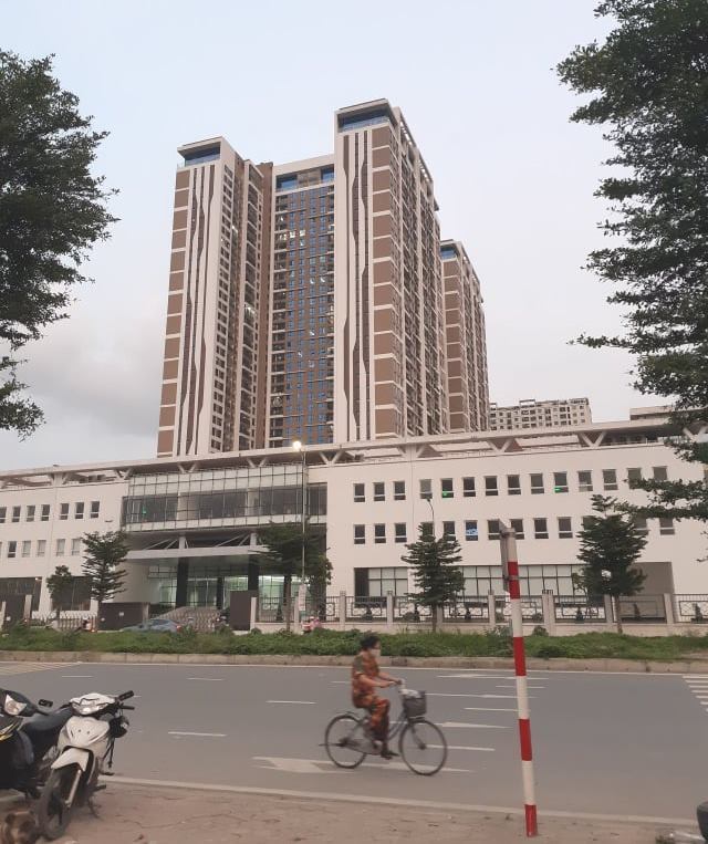 Chuyện lạ ở Hà Nội: Chung cư cao cấp dán biển “thang máy dành cho các căn hộ nợ phí dịch vụ”