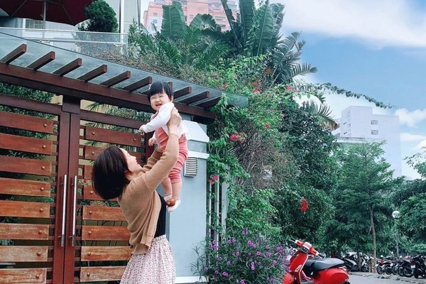 Mẹ đi chống dịch sốt vì căng sữa, con đòi mẹ bế qua tivi