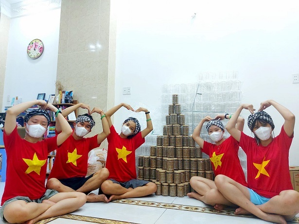 Nhóm bạn trẻ cẩn thận làm 1.000 hũ muối mè đậu phộng gửi đến Bắc Giang