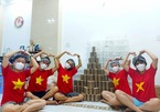 Nhóm bạn trẻ cẩn thận làm 1.000 hũ muối mè đậu phộng gửi đến Bắc Giang