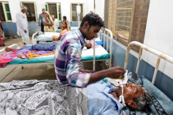 Uống rượu độc giữa dịch Covid-19, 25 người mất mạng ở Ấn Độ
