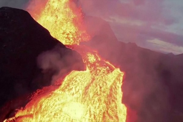 Máy bay không người lái ghi hình núi lửa đang phun trào và cái kết bất ngờ