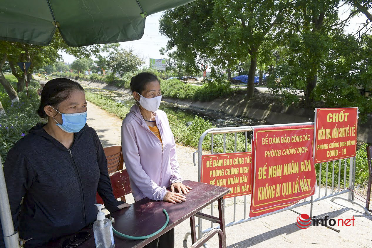 Hà Nội: Dựng rào, đổ đất chặn đường để chống dịch