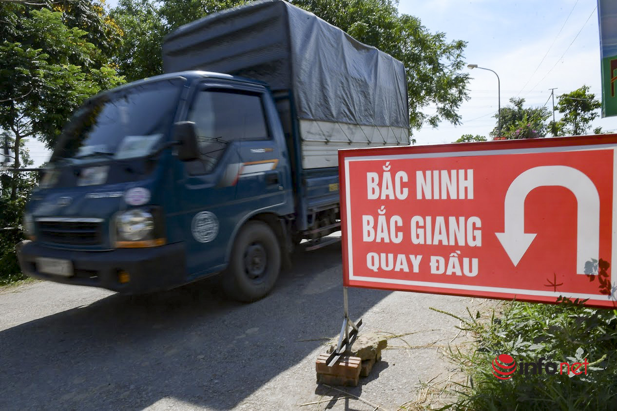 Hà Nội: Dựng rào, đổ đất chặn đường để chống dịch