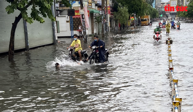 Hàng loạt tuyến đường quận Gò Vấp ngập trong biển nước sau cơn mưa lớn
