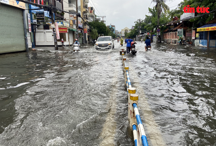 Hàng loạt tuyến đường quận Gò Vấp ngập trong biển nước sau cơn mưa lớn