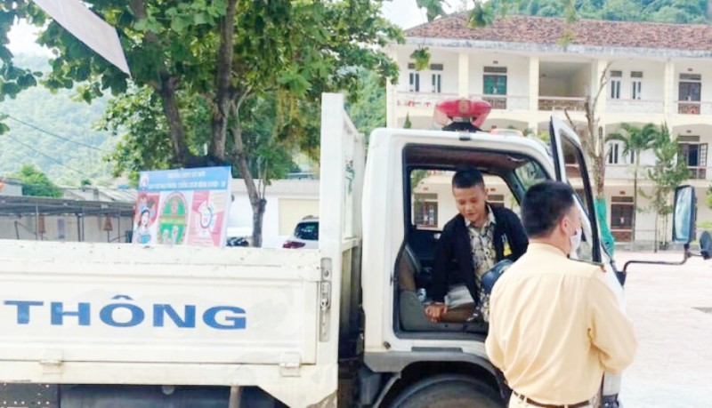 Bị hỏng xe giữa đường, nam sinh được CSGT chở đến điểm thi kịp thời