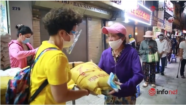 Chị chủ quán ngan tốt bụng ở Hà Nội phát gạo, tiền cho người khó khăn