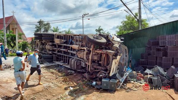 Hiện trường vụ tai nạn kinh hoàng, nhiều người thương vong ở Đắk Lắk
