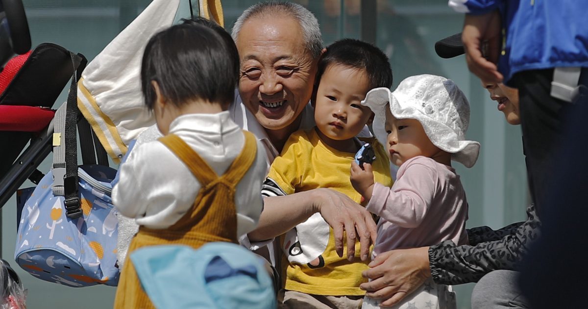Nhiều người Trung Quốc vui mừng vì không mất tiền, mất việc mà được sinh 3 con