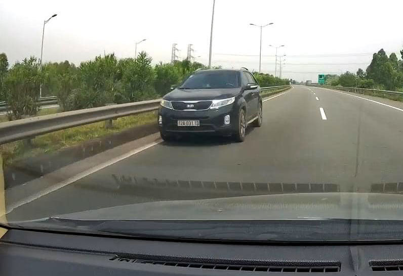 Xe ô tô đi ngược chiều trên cao tốc Nội Bài – Lào Cai 'lọt' vào camera