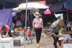 Dừng giãn cách xã hội ở xã ven biển Nghệ An, đường vẫn vắng vẻ, chợ thưa người