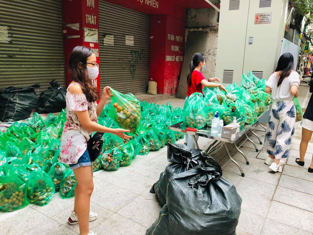 Đại gia bán lẻ hết nghìn tấn vải thiều Bắc Giang, người dân cũng góp sức bán giúp hàng tạ quả