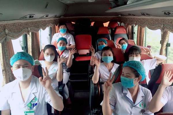 52 cán bộ Y tế Nghệ An lên đường sang giúp Hà Tĩnh chống dịch