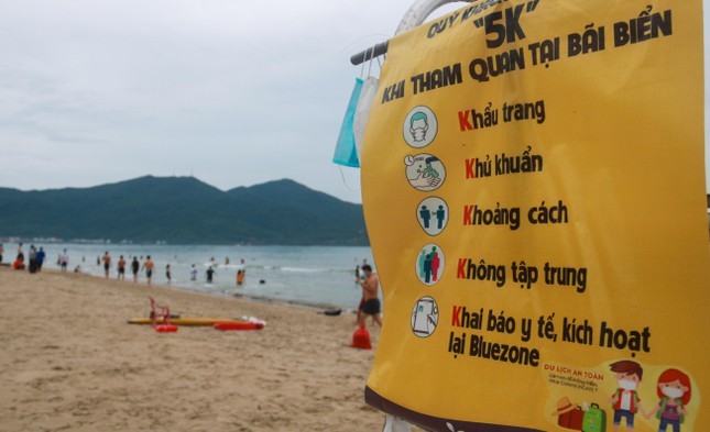 Người dân Đà Nẵng khai báo y tế, đeo khẩu trang tắm biển theo khung giờ