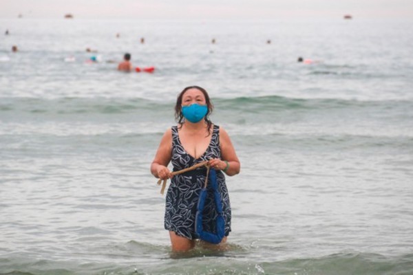 Người dân Đà Nẵng khai báo y tế, đeo khẩu trang tắm biển theo khung giờ