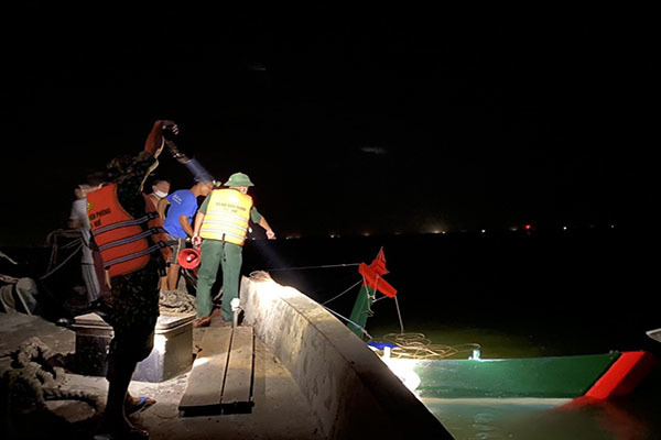 Huế: Tàu cá chở 20 tấn hải sản bị sà lan đâm chìm ở cửa biển, một ngư dân bị thương nặng