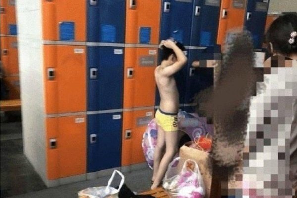 Tranh cãi chuyện những bà mẹ ‘vô tư’ đưa con trai vào phòng tắm nữ công cộng