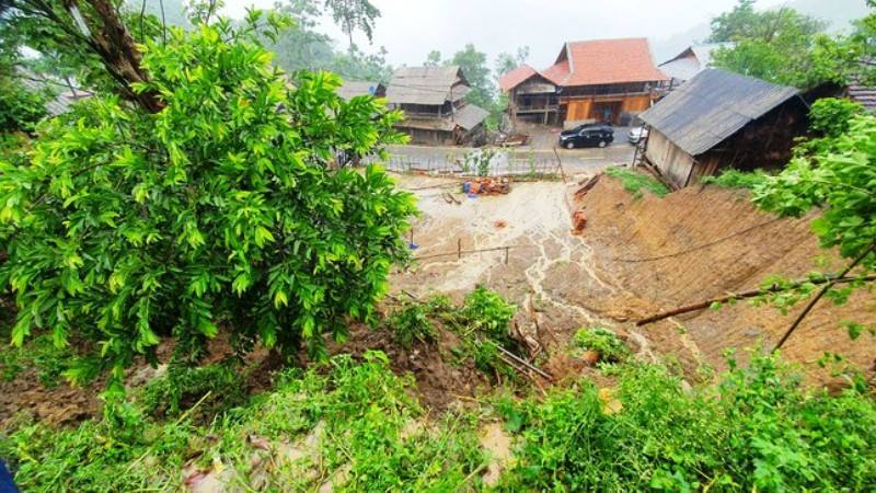 Mưa lớn nứt đồi, nhiều hộ dân huyện biên giới Nghệ An phải di dời khẩn cấp