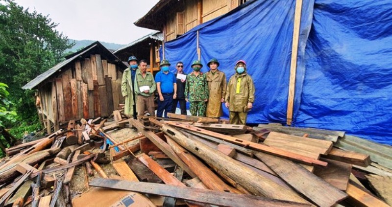 Mưa lớn nứt đồi, nhiều hộ dân huyện biên giới Nghệ An phải di dời khẩn cấp