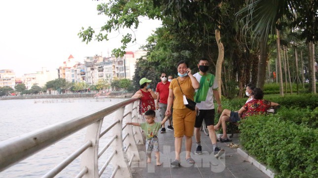 Hà Nội lập chốt chặn, người dân vẫn 'vượt rào' để tập thể dục