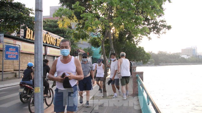 Hà Nội lập chốt chặn, người dân vẫn 'vượt rào' để tập thể dục
